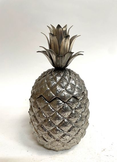 null Mauro MANETTI (né en 1946). Seau à glaçons en forme d'ananas en métal. Signé...