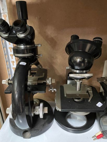 null Lot de quatre microscopes : Carl ZEISS GERMANY avec boites matériel divers et...