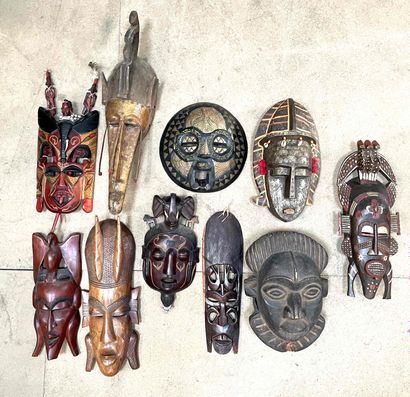 null Lot comprenant dix masques en bois divers africain.