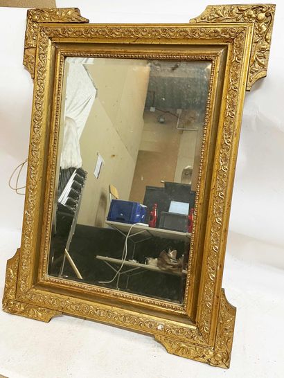 null Miroir rectangulaire en bois et stuc doré. 82,5 x 60,5 cm (Accidents et man...