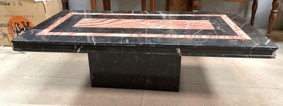 null Table de salon en marbre noir marqueté de marbre rouge orangé. 42 x 139 x 70...