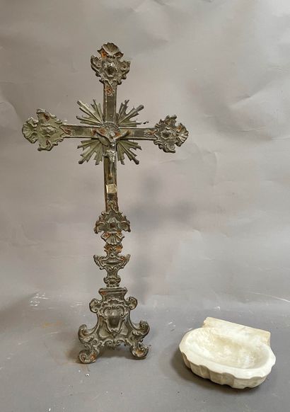 Croix d'autel en bois et métal repoussé....
