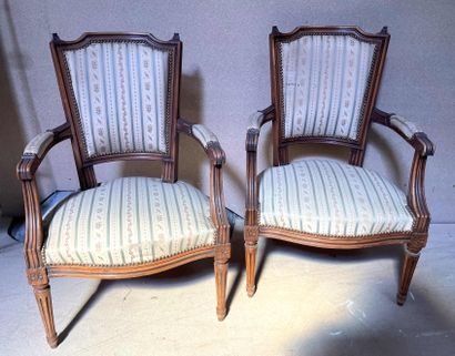 null Paire de fauteuils en bois naturel, garniture de tissus. Style Louis XVI. 89...