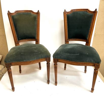 null Paire de chaises en bois naturel, garniture de velour bleu. Style Louis XVI....