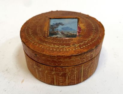 null Petite boite ronde en maroquin marron, à décor sur le couvercle d'une miniature...