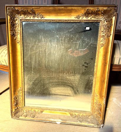 null Miroir rectangulaire en bois et stuc doré, à décor de coquille et branchages...