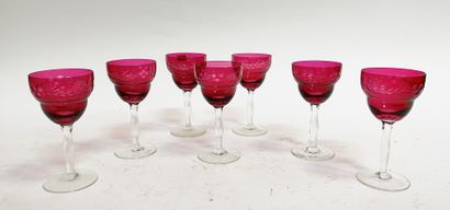 null Sept verres à vin sur piédouche en cristal gravé rouge. H. : 14,5 cm