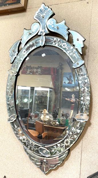null Miroir Venise ovale, le verre central biseauté, le pourtour gravé de motifs...
