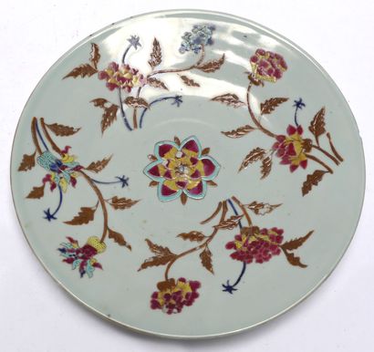 null CHINE. PLAT en porcelaine à décors de branches fleuries D : 28,5 cm