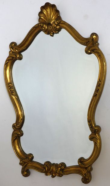 null MIROIR en bois doré sommé d'une coquille Style Louis XV. 58 x 49 cm