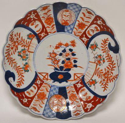 null JAPON, fin XIXe. Grand PLAT en porcelaine de type Imari, le bord polylobé. D....