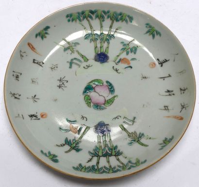 null CHINE. ASSIETTE en porcelaine à décors de bambous et calligraphies. D : 17.5...