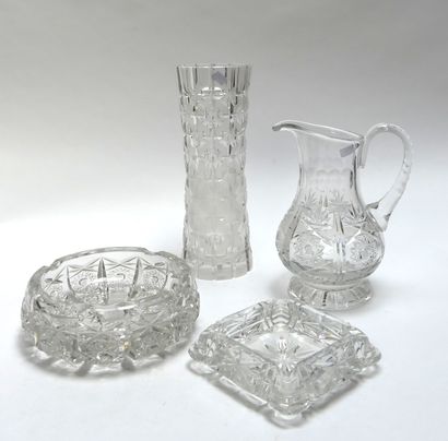 COUPE, VASE (H. 30 cm) et PICHET en cristal...