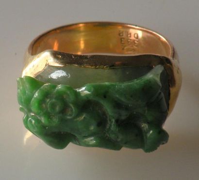 null BAGUE en or jaune serti d'un jade sculpté à décor floral stylisé. Poids brut...