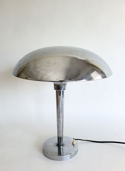 null LAMPE dit champignon en métal chromé vers 1930. H. 41 cm