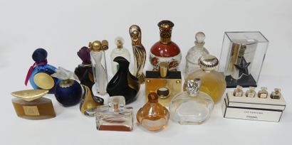 COLLECTION de FLACONS de parfums.