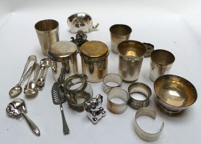 null Lot de métal argenté comprenant TIMBALES, anneaux de serviettes, boîtes armoriées,...