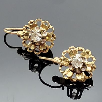 null Paire de pendants d'oreille en or jaune à motifs de fleurs sertis d'une pierre...