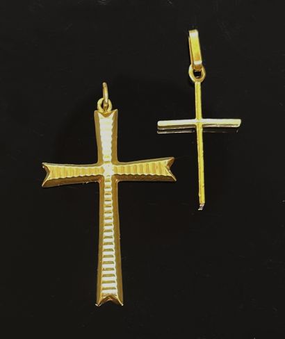 null DEUX PENDENTIFS "Croix" en or jaune. Poids 2,1 g