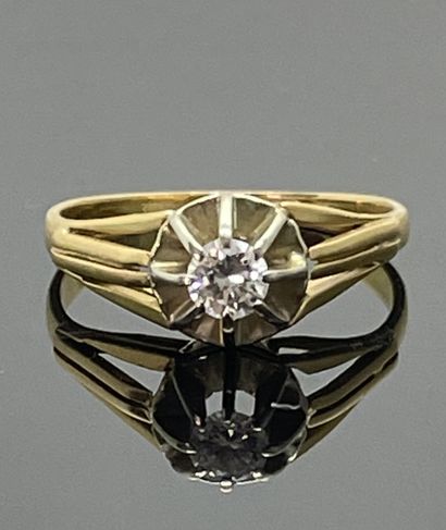 null 
Bague SOLITAIRE en or jaune 750 mil., le diamant serti à griffes d'or banc....