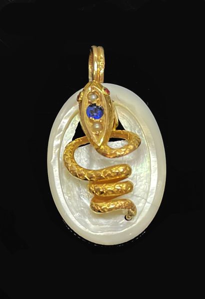 null PENDENTIF en nacre, la béliere et le motif Serpent en or jaune 750 mil, rehaussé...