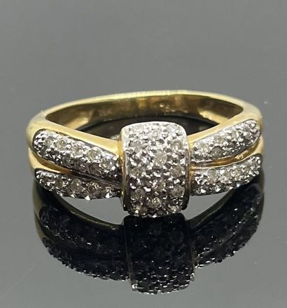 null BAGUE Noeud en or jaune 750 mil., sertie de petits diamants sur or blanc. Poids...