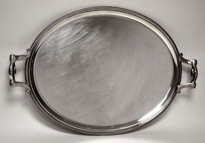 null CHRISTOFLE PLATEAU en metal argente de forme ovale, bordure ˆ godrons. L. 62,5...