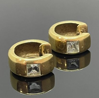 null Pair of 750 mils yellow gold CREOLES set with a princess-cut aquamarine. Gross...
