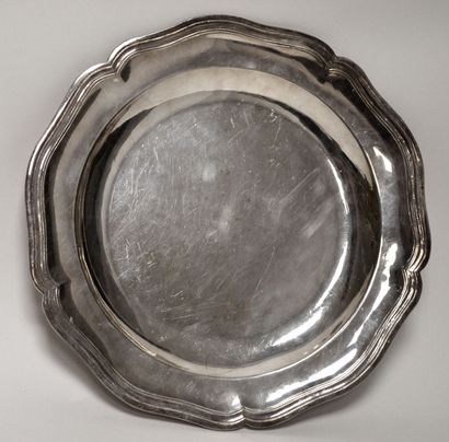  PLAT in double metal of round form, ˆ edges filets-contours, point crown. D. 27...