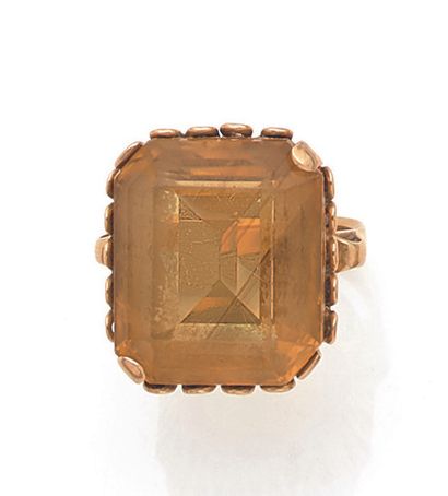 null Yellow gold 750 mil. ring set with a fine yellow rectangular stone ˆ pans. Circa...