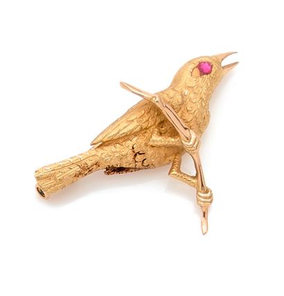 null BROCHURE "Oiseau branche", in yellow gold 750 mils, guilloche, the eye set with...