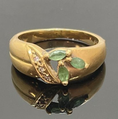 null RING in yellow gold 750 mils. set with three emeralds and small diamonds. Gross...