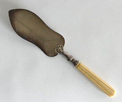 PIE SPOON in 925 millimes silver, the handle...