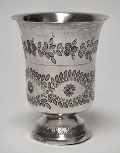 null TIMBALE tulipe en argent ˆ decor estampe de guirlandes de feuillages entrelacees,...