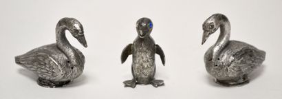  Paire de SALIERES en argent en forme de cygne, on y joint un pingouin. Poinon Minerve....
