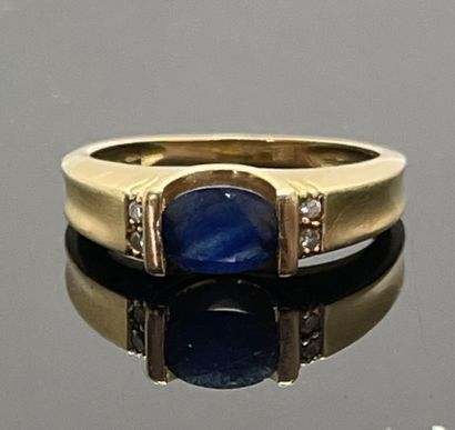 null RING in yellow gold 750 mils, set with an oval faceted sapphire, the setting...