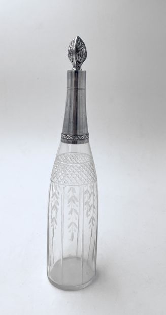  CARAFE in crystal cut points of diamond and falls of leaves, the neck in silver...