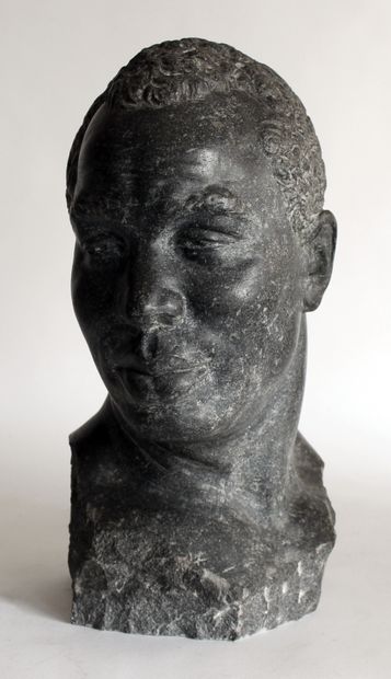 null Ecole du XXe. Tête d'africain. Granit gris sculpté. H. 40 cm
