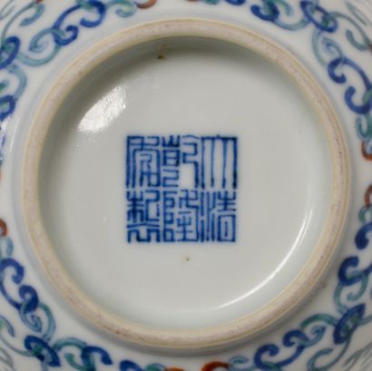  CHINE, XIXe. BOL à bordure évasée en porcelaine blanche émaillée polychrome, décorée...