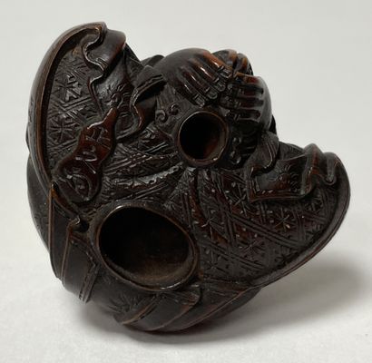 null JAPON, XIXe. NETSUKE en bois, enfant assis souriant, une large collerette autour...