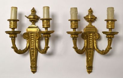 null Paire d'APPLIQUES en bronze doré, en forme de carquois surmonté d'une cassolette...