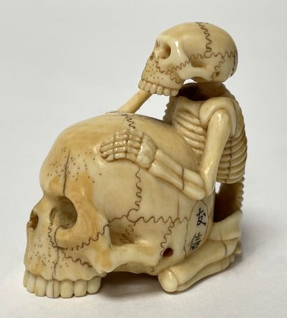  JAPON - Epoque MEIJI (1868 - 1912) NETSUKE en ivoire, squelette assis près d'un...
