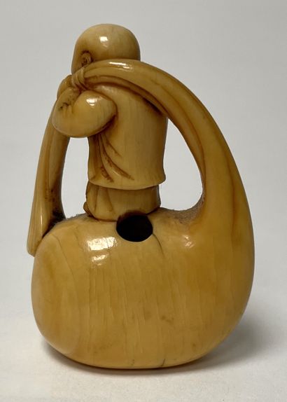 null JAPON - Epoque EDO (1603 - 1868) NETSUKE en ivoire, enfant se tenant sur le...