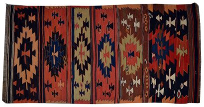 null Long KILIM à motifs crénelés répétés. 254 x 135 cm