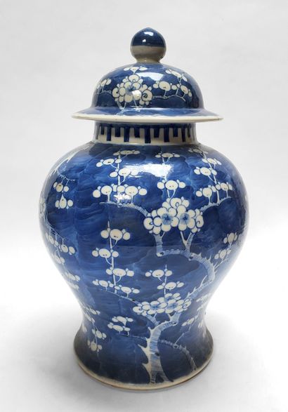 null CHINA. Large covered baluster VASE in porcelain with decoration in reserve of...