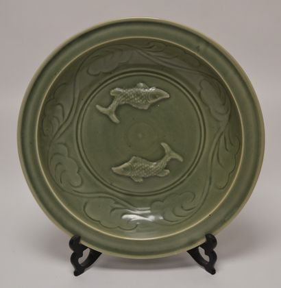 null CHINA. Large stoneware dish with celadon glaze decorated with two fish in relief....