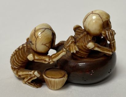 null JAPON - Epoque MEIJI (1868 - 1912) NETSUKE en ivoire et bois, squelette en lavant...