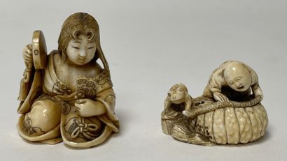 null JAPON - Epoque MEIJI (1868 - 1912) Petit OKIMONO en ivoire, jeune femme assise...