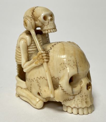 null JAPON - Epoque MEIJI (1868 - 1912) NETSUKE en ivoire, squelette assis près d'un...