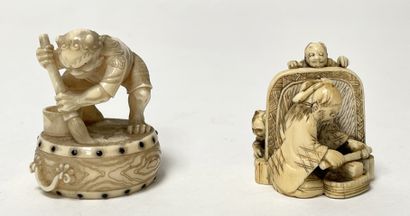 null JAPON, XIXe. Deux NETSUKE en ivoire, jouet en forme de chat, les yeux et les...